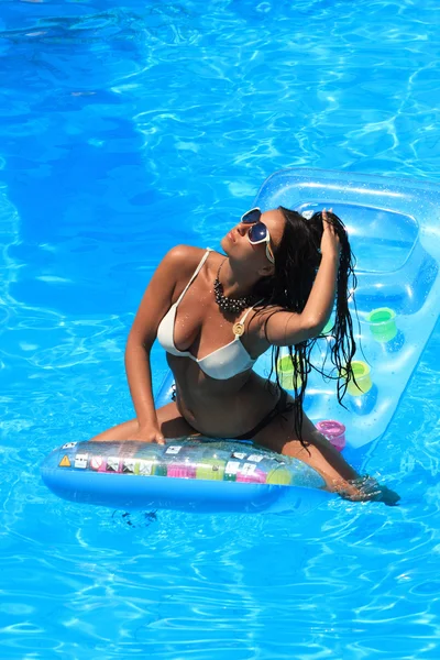 Frau entspannt sich im Pool — Stockfoto