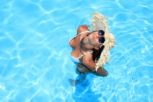 Mujer joven disfrutando de una piscina —  Fotos de Stock