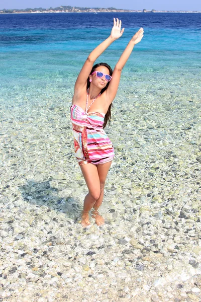 Mujer joven en la playa — Foto de Stock