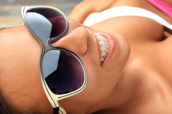 Mulher bonita com óculos de sol na praia — Fotografia de Stock