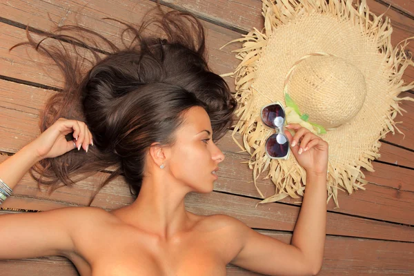 Portret van de schoonheid van de vrouw op het strand — Stockfoto