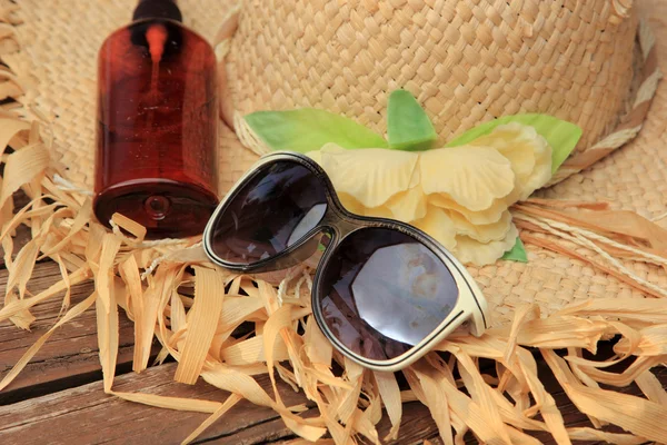 Chapéu de palha, óculos de sol, protetor solar — Fotografia de Stock