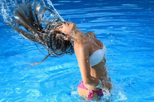 Μια όμορφη γυναίκα χαλαρώνοντας στην πισίνα — Φωτογραφία Αρχείου