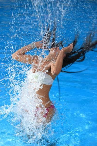 Μια όμορφη γυναίκα χαλαρώνοντας στην πισίνα — Φωτογραφία Αρχείου