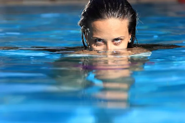 Eine schöne Frau entspannt sich im Pool — Stockfoto