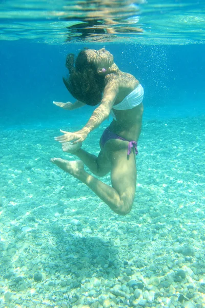 Žena, plavání pod vodou — Stock fotografie