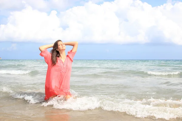 Jonge vrouw in de zee — Stockfoto