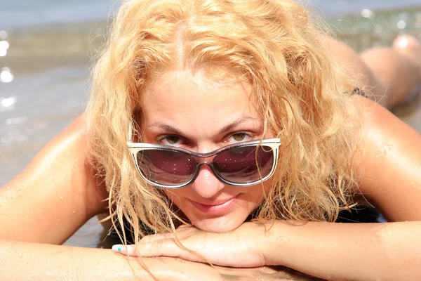 Giovane bella donna su una spiaggia — Foto Stock