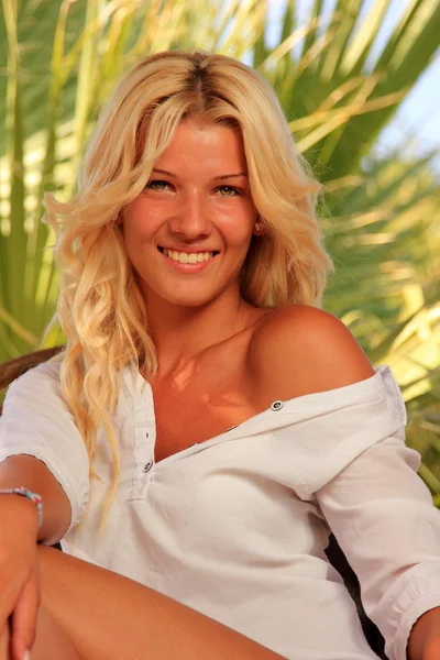 Young woman at tropical resort — Stock Photo, Image