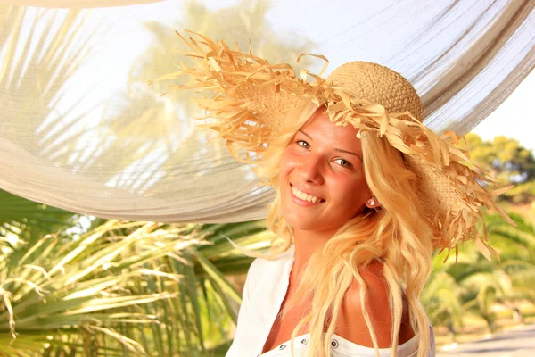 Mujer joven en el resort tropical — Foto de Stock