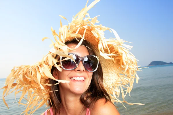 Meisje op een tropisch strand met hoed — Stockfoto