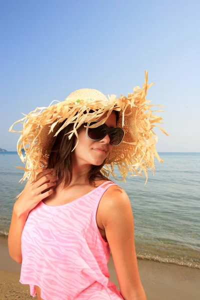 Girl on a tropical beach with hat — Stock Photo, Image