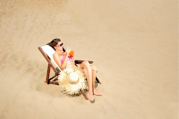 Mädchen am tropischen Strand mit Hut — Stockfoto