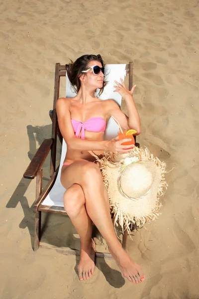 Ragazza su una spiaggia tropicale con cappello — Foto Stock