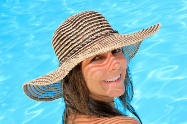 Jovem mulher desfrutando de uma piscina — Fotografia de Stock