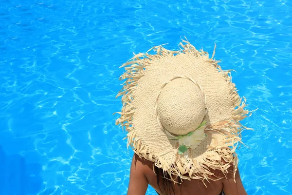 Jovem mulher desfrutando de uma piscina — Fotografia de Stock