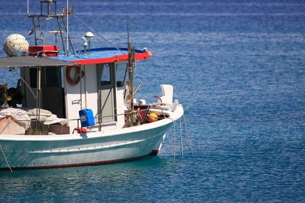 Barco de pesca en el mar Jónico — Foto de Stock