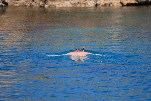 Snorkling mavi su — Stok fotoğraf