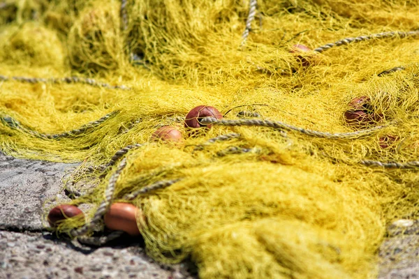 Желтая рыболовная сеть — стоковое фото