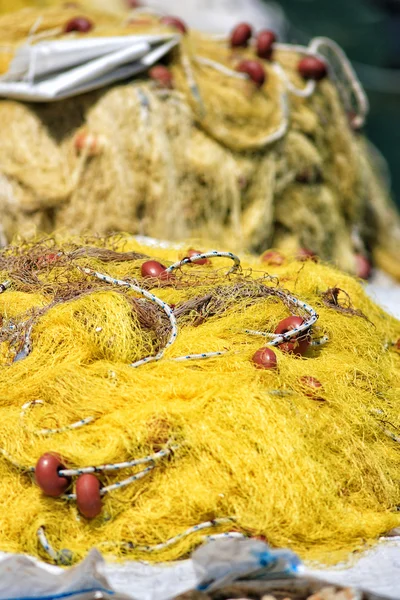 Rede de pesca amarela velha — Fotografia de Stock
