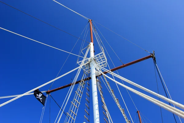 Yacht gångjärn med seglet rullas upp — Stockfoto