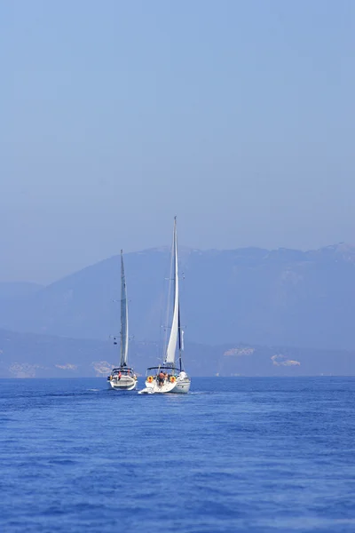 帆船在希腊夫卡岛周围 — 图库照片