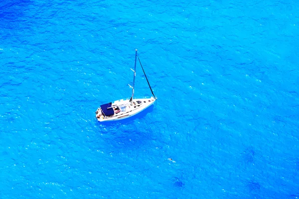 Navigare in Grecia intorno all'isola di Lefkas — Foto Stock