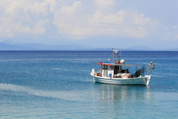 Barco de pesca no mar Jónico — Fotografia de Stock