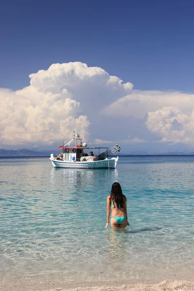 Jeune femme dans la mer — Photo