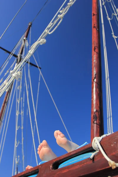 Yacht's hinge with sail rolled-up — Stock Photo, Image