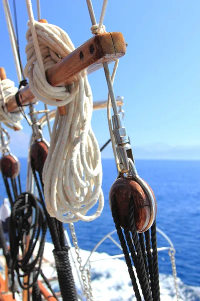 Yacht's hinge with sail rolled-up — Stock Photo, Image