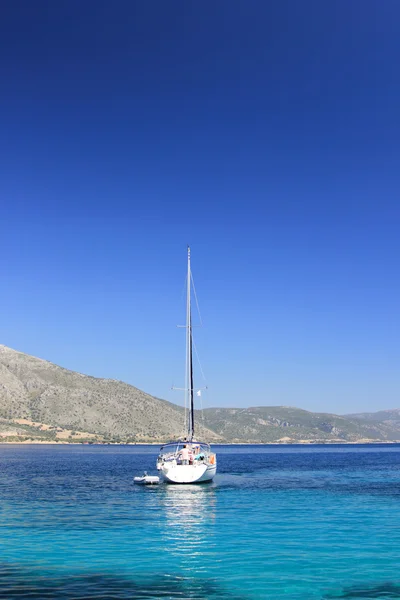 Navegando na Grécia em torno da ilha de Lefkas — Fotografia de Stock