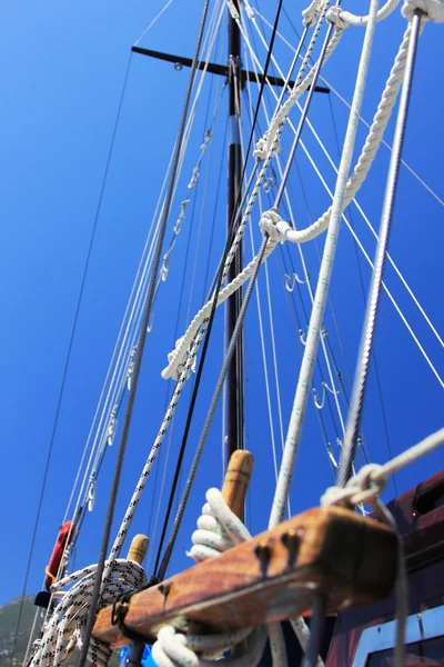 Yacht's hinge with sail rolled-up — Stock Photo, Image