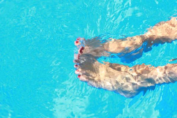 Kvinna skönhet ben i poolen — Stockfoto
