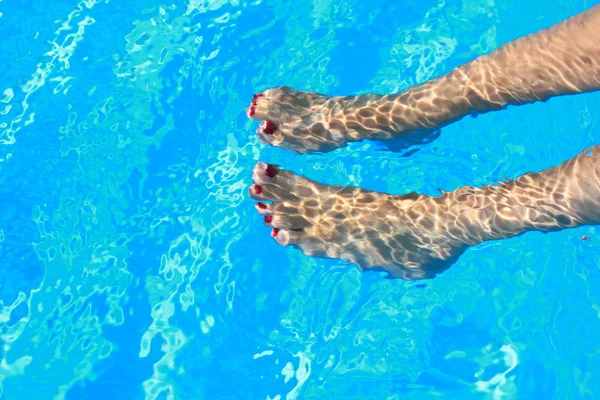 Mulher pernas de beleza na piscina — Fotografia de Stock
