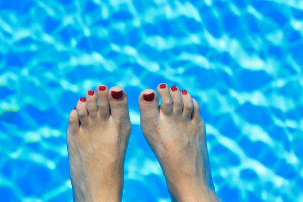 Mulher pernas de beleza na piscina — Fotografia de Stock