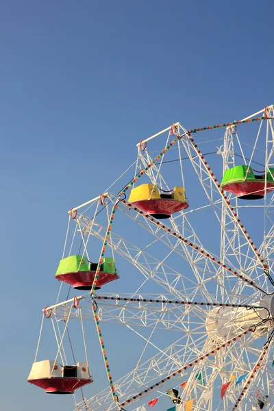 Ferris wheel against the blue sky — Stock Photo, Image
