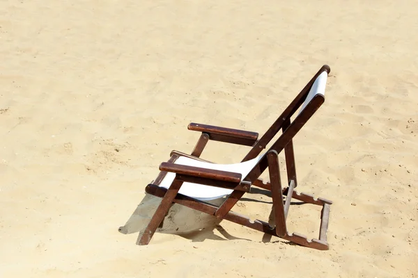 Cama de sol na praia — Fotografia de Stock