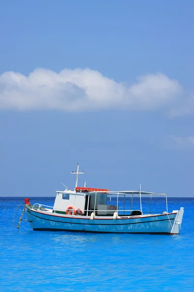 Barco de pesca no mar Jónico — Fotografia de Stock