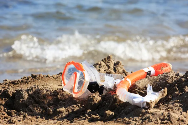 Mask and tube on the beach — Stock Photo, Image