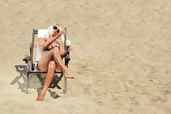 Jeune belle femme sur une plage — Photo