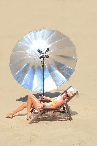サンベッドでポーズのビキニモデル — ストック写真