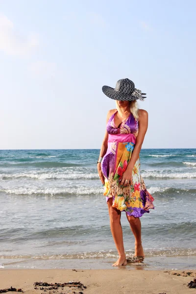 Mujer joven en vestido y sombrero de paja —  Fotos de Stock