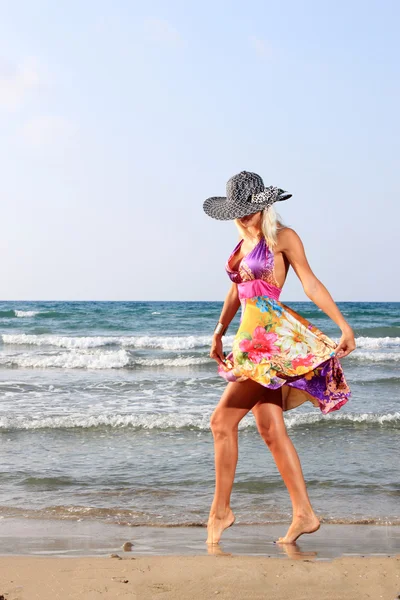 Jovem mulher de vestido e chapéu de palha — Fotografia de Stock