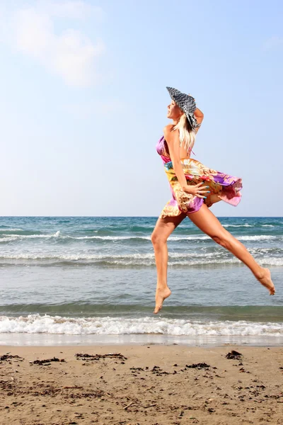 Mujer joven en vestido y sombrero de paja —  Fotos de Stock