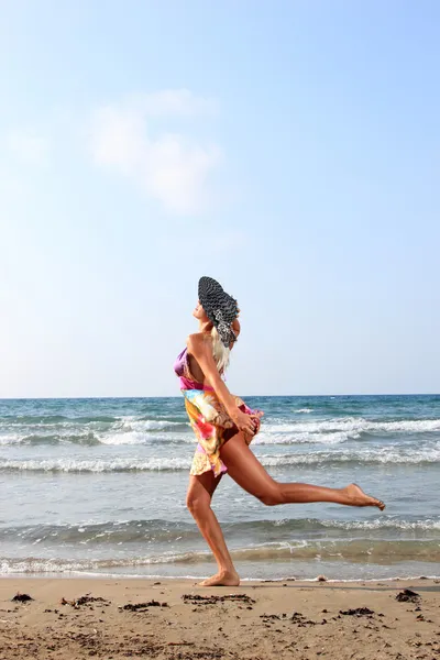 Mujer joven en vestido y sombrero de paja —  Fotos de Stock