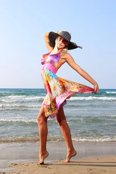 Jovem mulher de vestido e chapéu de palha — Fotografia de Stock