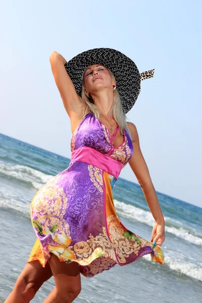 Mujer joven en vestido y sombrero de paja — Foto de Stock