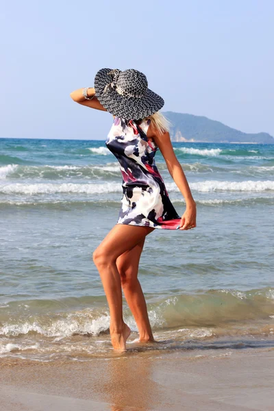 Jovem mulher de vestido e chapéu de palha — Fotografia de Stock