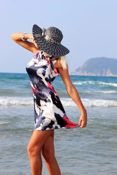 Jeune femme en robe et chapeau de paille — Photo